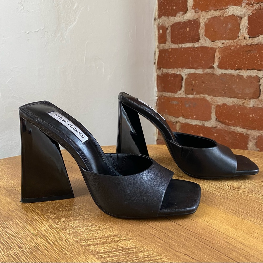 Steve Madden Twists like new triangle heel